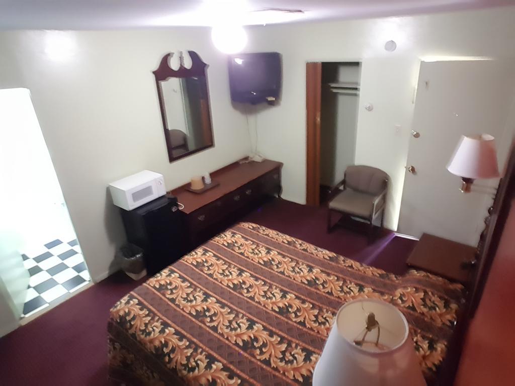 Travelers Motel Елко Стая снимка