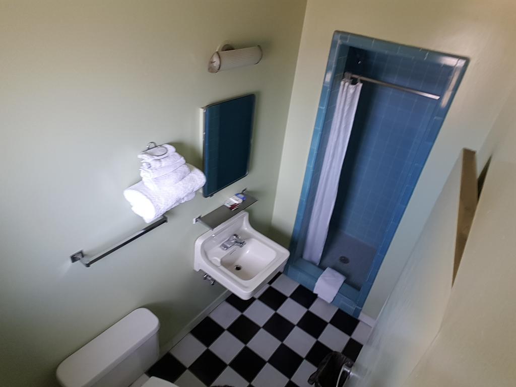Travelers Motel Елко Стая снимка